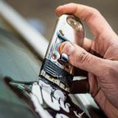 Az üvegeken található matricákat autóüveg fóliázás előtti eltávolítására legjobb ezköz az üvegkaparó