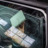 Az oldalsó lejáró üvegek tisztítása szintén intenzív folyamat autóüveg fóliázásnál